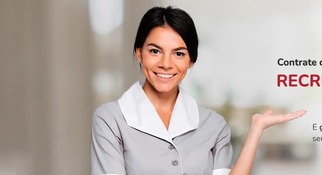 Profissional doméstica de uniforme sorrindo
